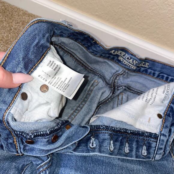 American Eagle High Rise Girlfriend jeans button fly distressed raw hem SZ 2 - Picture 7 of 9